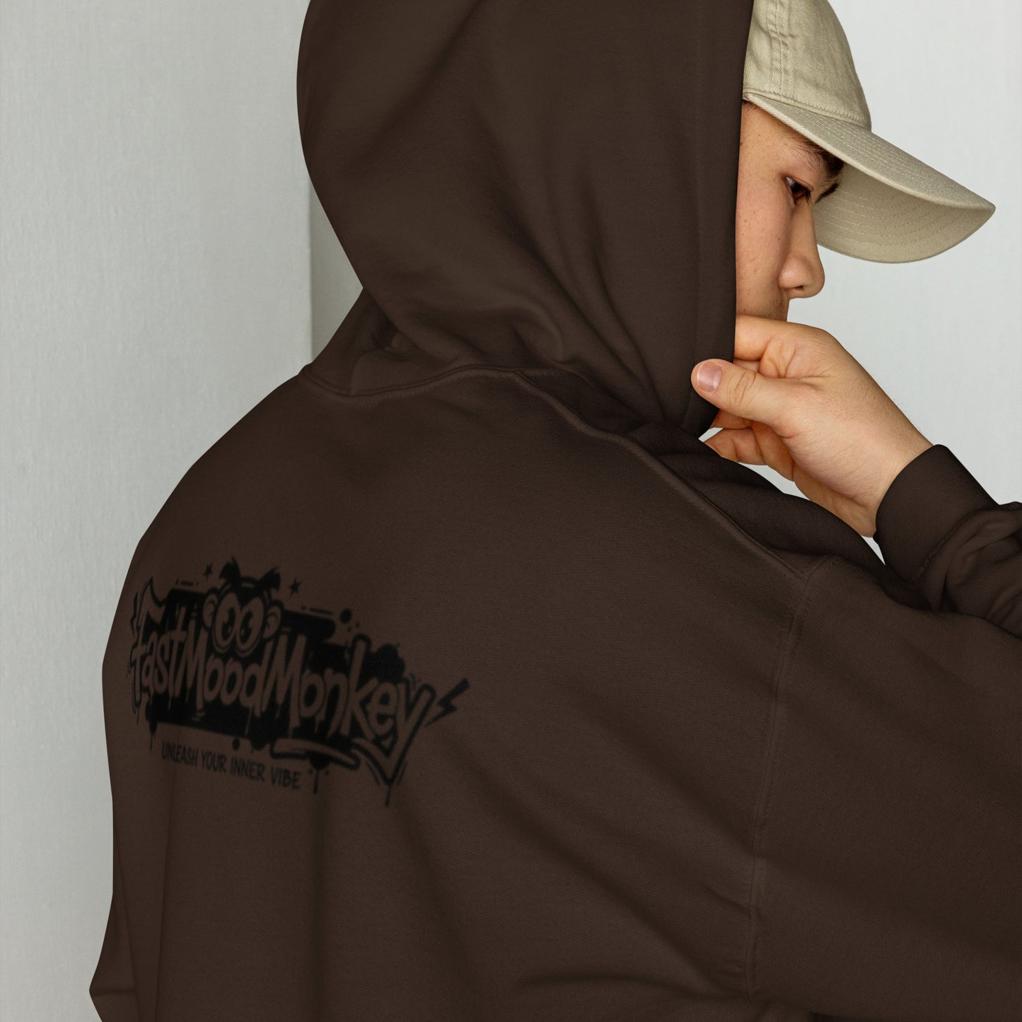 Sweat à capuche oversize marron Fast Mood Monkey, un vêtement streetwear unisexe qui incarne le mood 'Unleash your inner vibe' avec son logo de singe graphique dans le dos