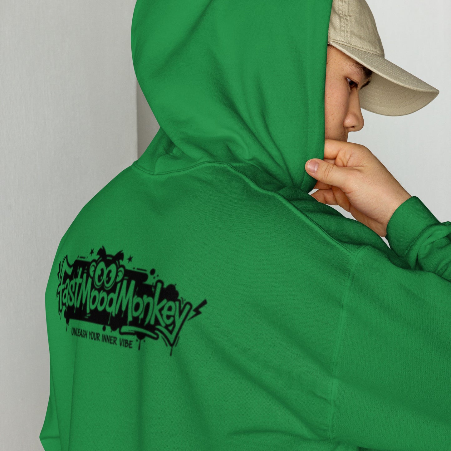 Sweat à capuche oversize vert Fast Mood Monkey, un vêtement streetwear unisexe qui incarne le mood 'Unleash your inner vibe' avec son logo de singe graphique dans le dos