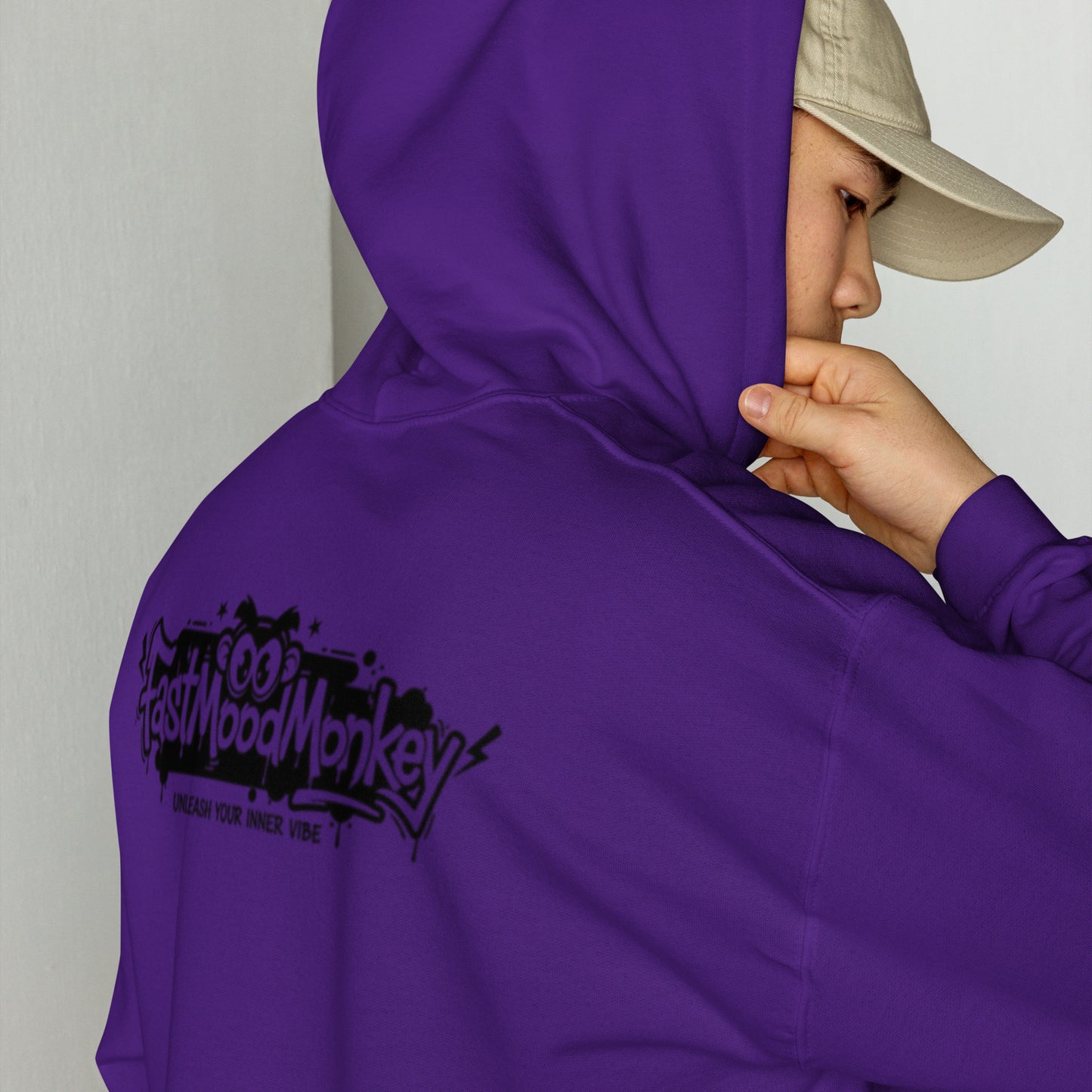 Sweat à capuche oversize violet Fast Mood Monkey, un vêtement streetwear unisexe qui incarne le mood 'Unleash your inner vibe' avec son logo de singe graphique dans le dos