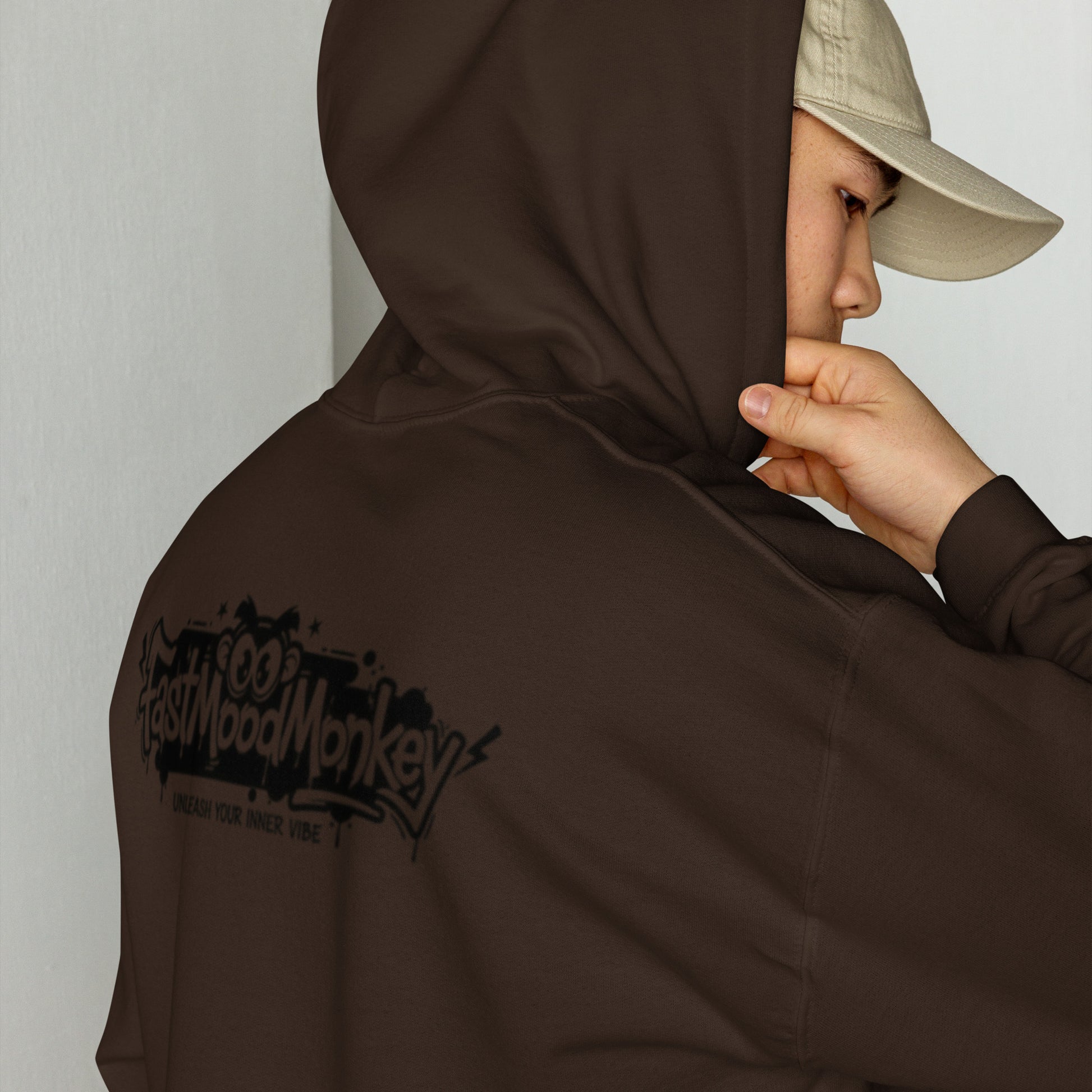 Sweat à capuche oversize marron Fast Mood Monkey, un vêtement streetwear unisexe qui incarne le mood 'Unleash your inner vibe' avec son logo de singe graphique dans le dos