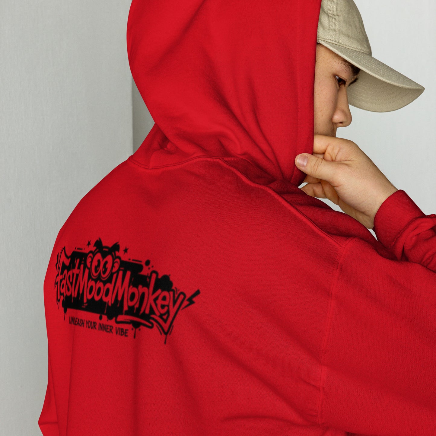 Sweat à capuche oversize rouge Fast Mood Monkey, un vêtement streetwear unisexe qui incarne le mood 'Unleash your inner vibe' avec son logo de singe graphique dans le dos