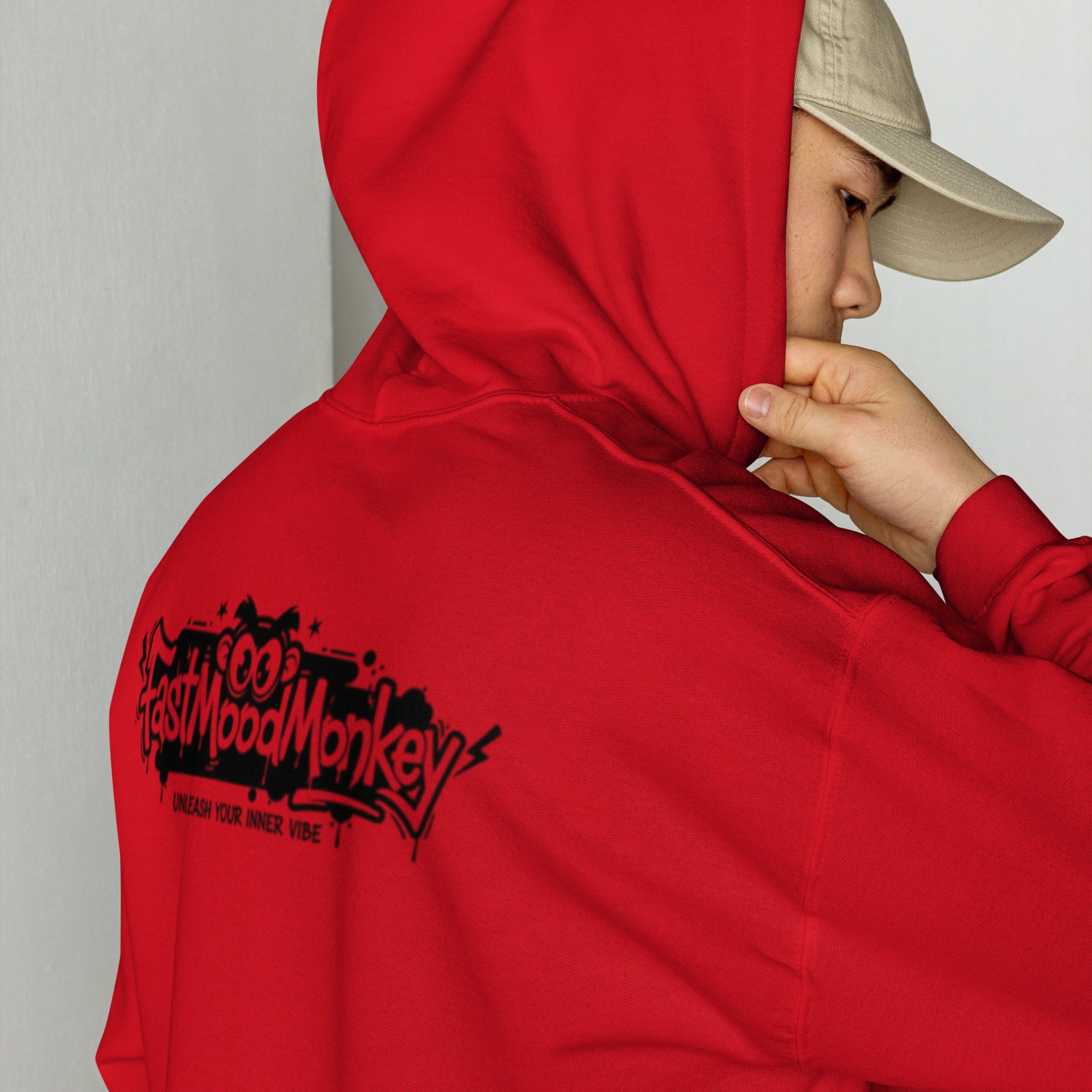 Sweat à capuche oversize rouge Fast Mood Monkey, un vêtement streetwear unisexe qui incarne le mood 'Unleash your inner vibe' avec son logo de singe graphique dans le dos