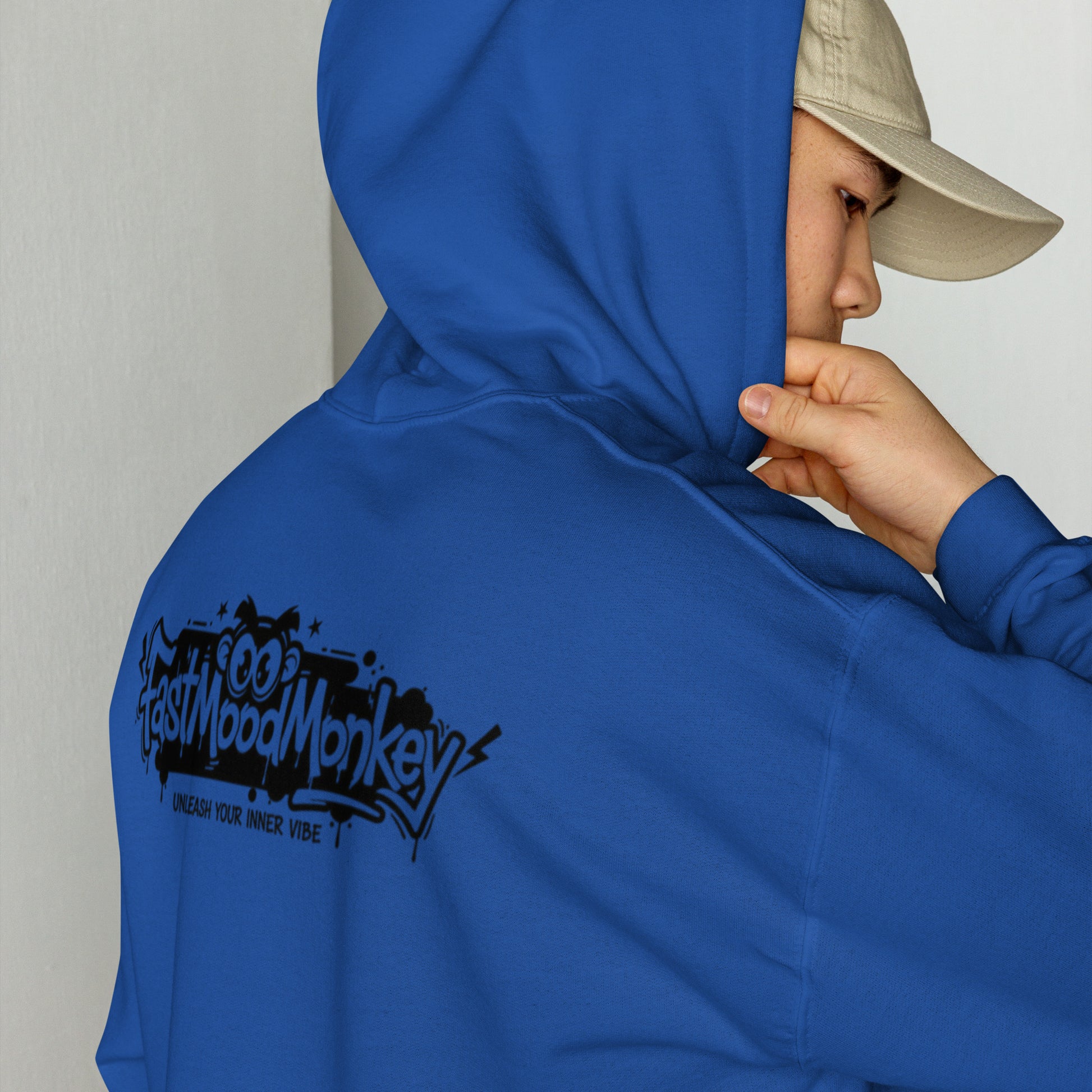 Sweat à capuche oversize bleu Fast Mood Monkey, un vêtement streetwear unisexe qui incarne le mood 'Unleash your inner vibe' avec son logo de singe graphique dans le dos