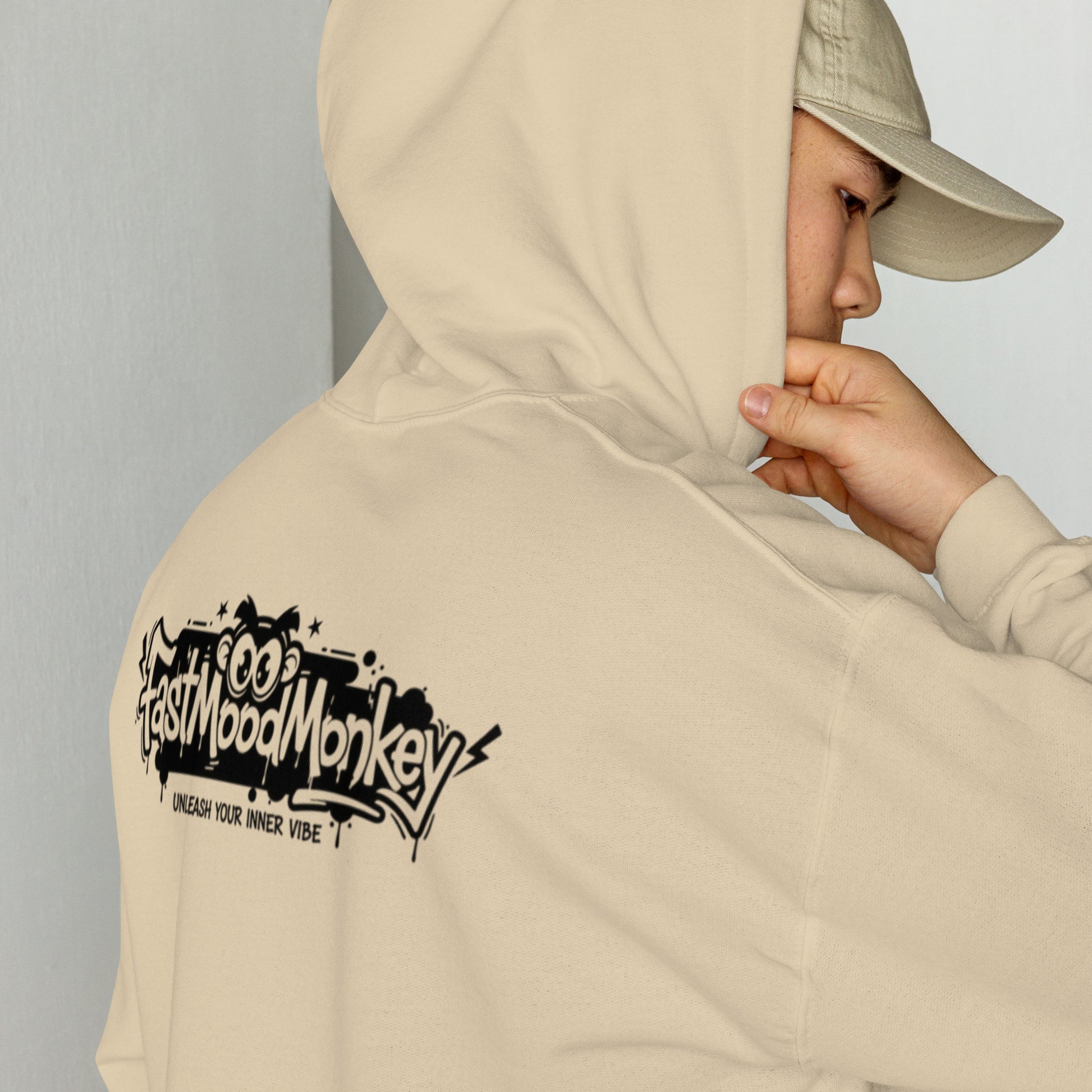 Sweat à capuche oversize sable Fast Mood Monkey, un vêtement streetwear unisexe qui incarne le mood 'Unleash your inner vibe' avec son logo de singe graphique dans le dos